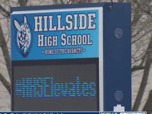 在一名少年的葬礼后，Hillside高中花了一天时间来减压