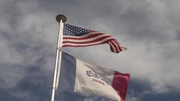 爱荷华州组织要求志愿者为退伍军人安装旗杆