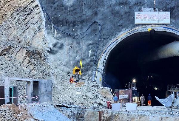 来自印度隧道的首批图像显示，工人被困9天