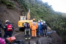 哥伦比亚大规模山体滑坡掩埋客车至少34人死亡
