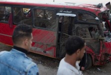 埃及一辆面包车坠入运河，20人死亡