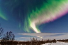 太阳风暴切入地球磁场，挪威出现罕见的120秒粉色极光