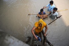 印度破纪录的降雨更新:约100人死于大范围洪水