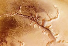 火星水理论:科学家警告宇航员可能被来自红色星球的水冰沉积物的雷达反射所欺骗