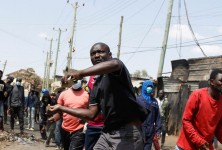 肯尼亚政府和反对派在抗议后同意举行会谈
