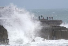英国天气:风暴安东尼给英国带来了暴雨，风速达到每小时78英里