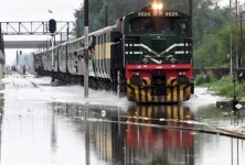 巴基斯坦火车出轨，30人死亡，数十人受伤