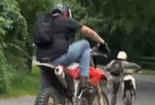 宾夕法尼亚州警方通缉一名摩托车手，原因是他“故意”撞倒一名男子，并从他身上碾过两次