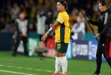 女足世界杯:萨姆·科尔回归，澳大利亚在75,784名球迷面前晋级四分之一决赛